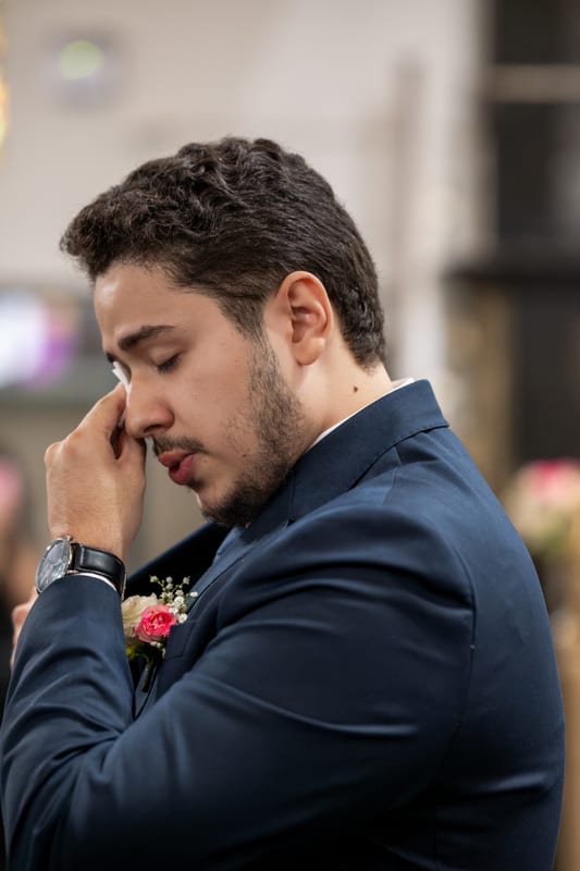 Noivo enxugando as lágrimas no altar