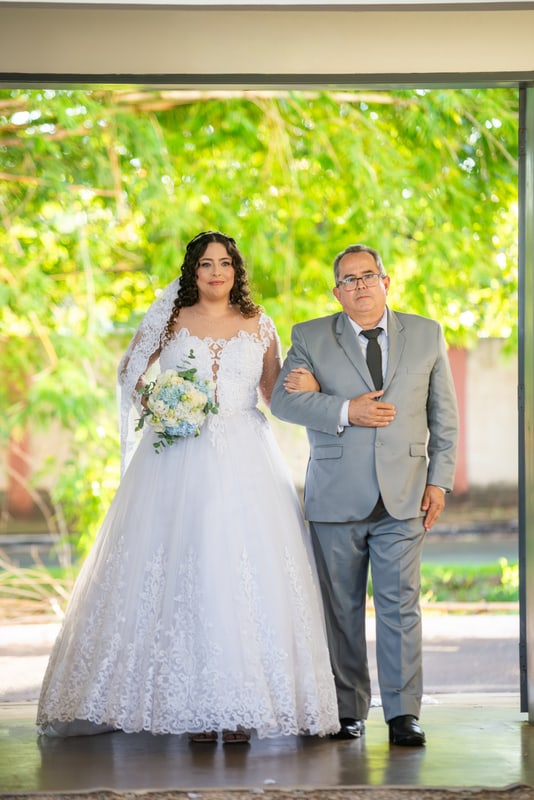 Noiva entrando de braço dado com o pai